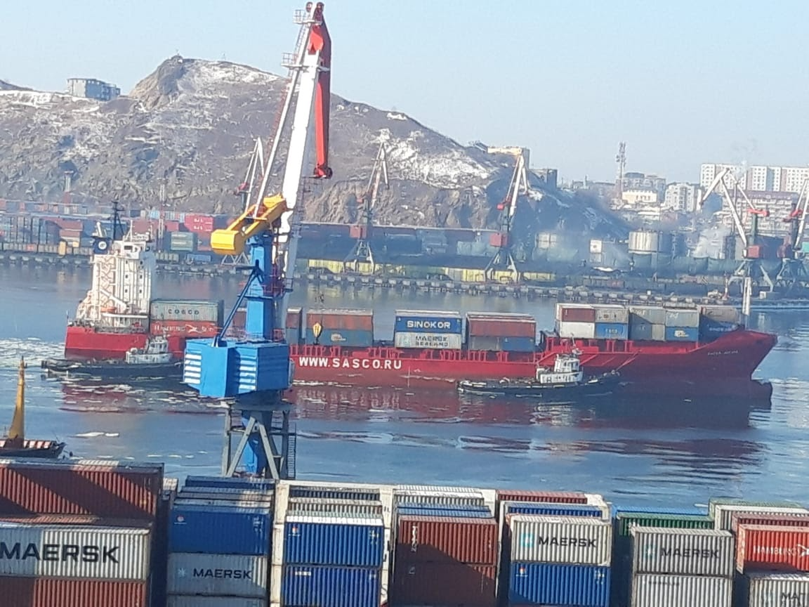  Navire porte-conteneurs "SASCO ANIVA" dans le port